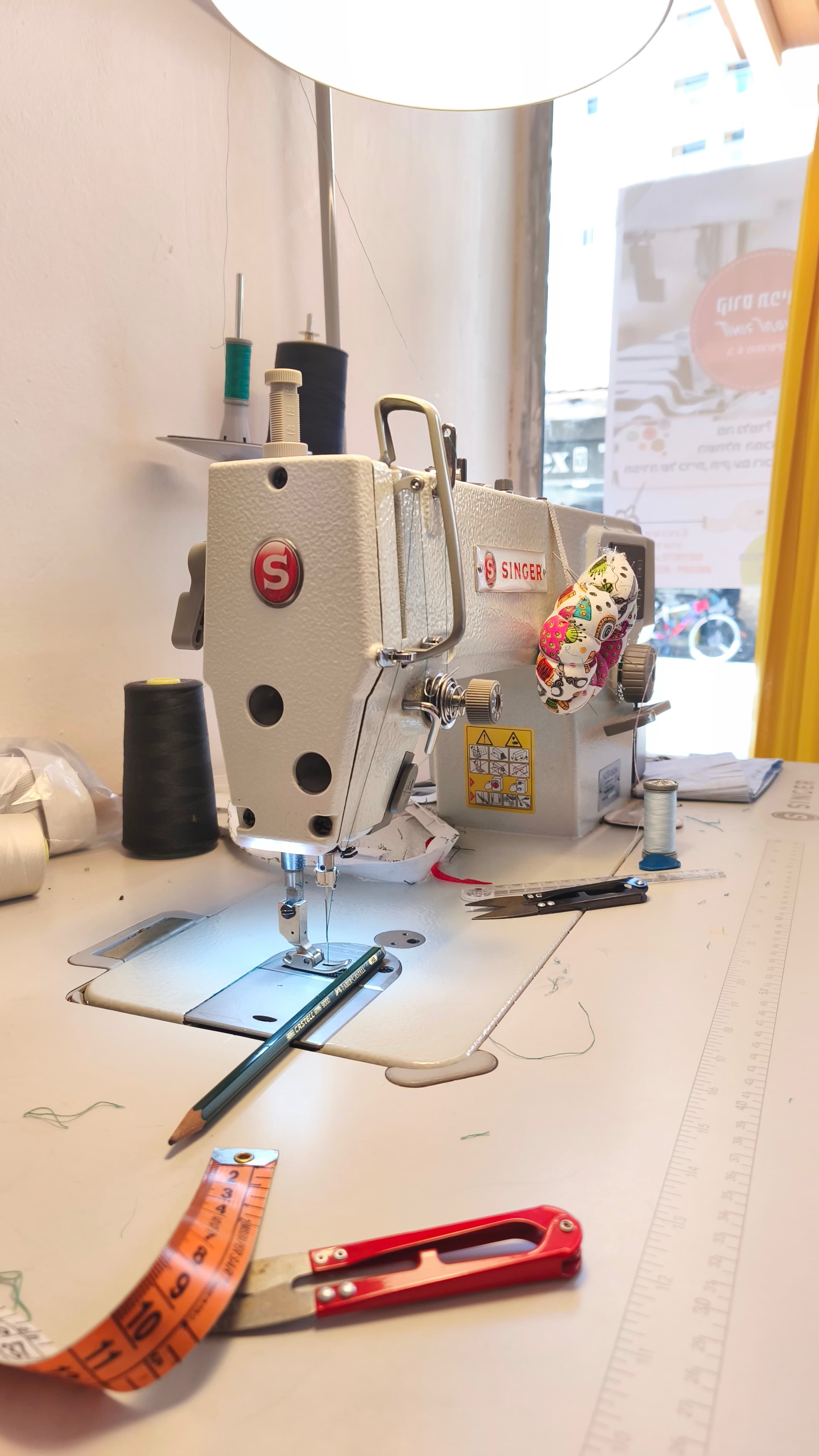 Vol D'Oiseau sewing studio — Singer machine